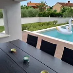 Lana Villa